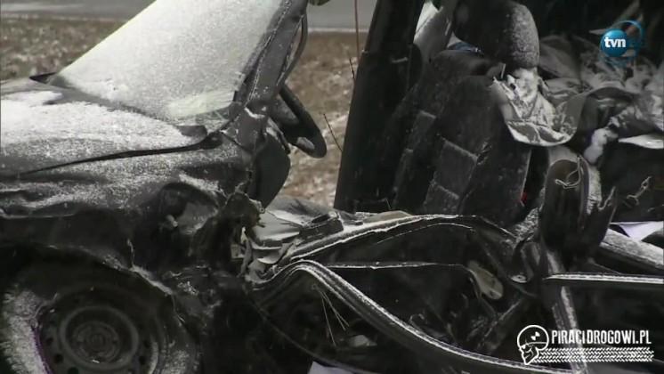 Groźny wypadek busa i osobówki na skrzyżowaniu. 11 osób zostało rannych.