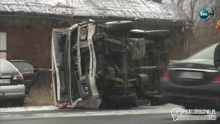 Groźny wypadek busa i osobówki na skrzyżowaniu. 11 osób zostało rannych.