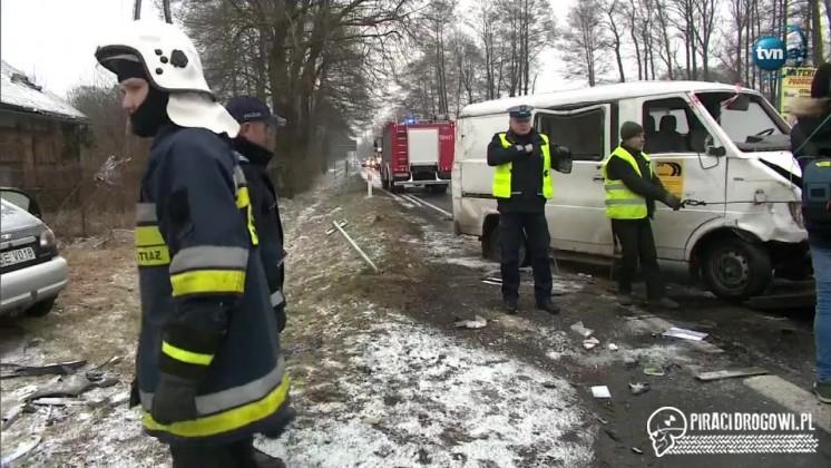 Groźny wypadek busa i osobówki na skrzyżowaniu. 11 osób zostało rannych.