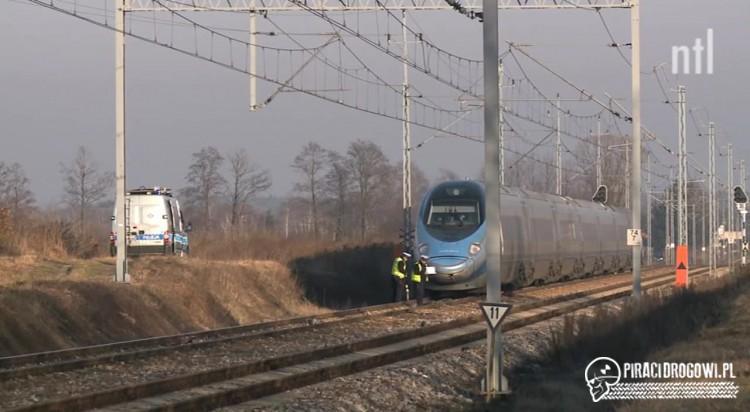 Zderzenie poloneza z pociągiem. 54-letni kierowca nie miał szans!