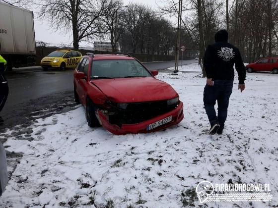 Kolizja mitsubishi i DAFa w Opolu. Ciężarówka zakończyła jazdę na murze!