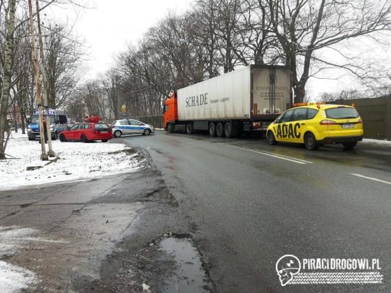 Kolizja mitsubishi i DAFa w Opolu. Ciężarówka zakończyła jazdę na murze!
