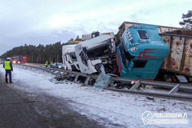 Zderzenie trzech ciężarówek na drodze krajowej nr 18!