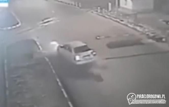 Cwaniaki na przejeździe kolejowym. Powstrzymała ich zapora wysuwana z drogi!