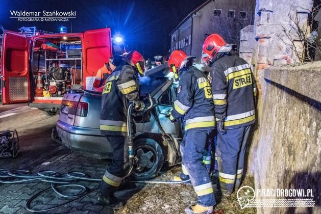 Seat roztrzaskany na murze. W środku uwięzione trzy osoby!