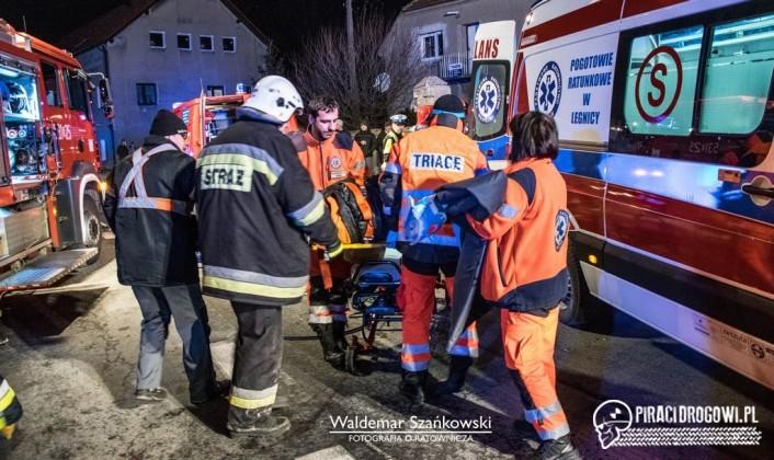 Seat roztrzaskany na murze. W środku uwięzione trzy osoby!