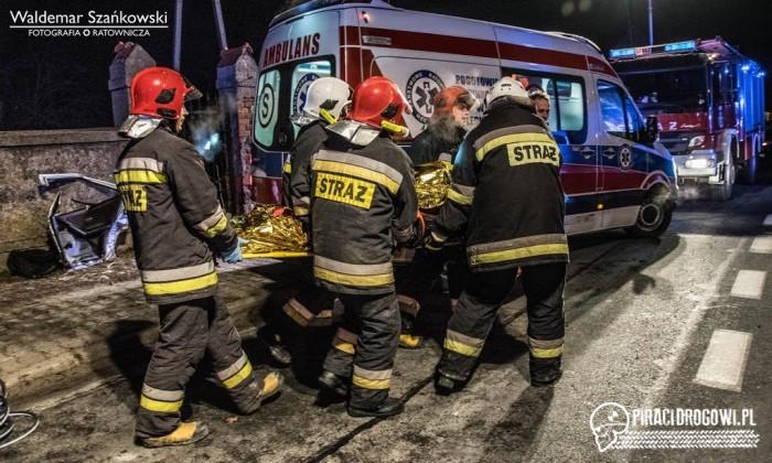 Seat roztrzaskany na murze. W środku uwięzione trzy osoby!