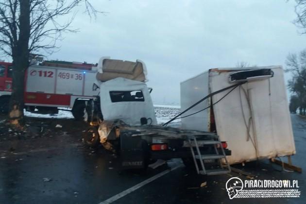 Dostawcze renault rozbiło się na drzewie. Kierowca nie przeżył wypadku!