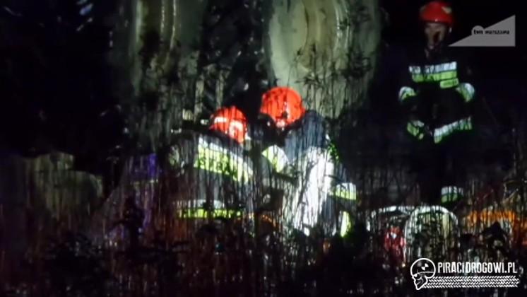 Dachowanie monster truck w Warszawie. W środku zakleszczone trzy osoby!