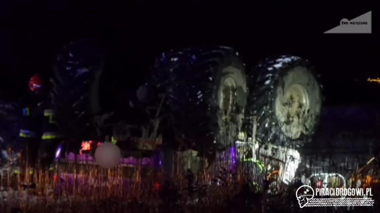 Dachowanie monster truck w Warszawie. W środku zakleszczone trzy osoby!