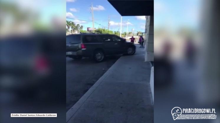 Wściekła klientka staranowała samochodem okno salonu sieci komórkowej w USA!