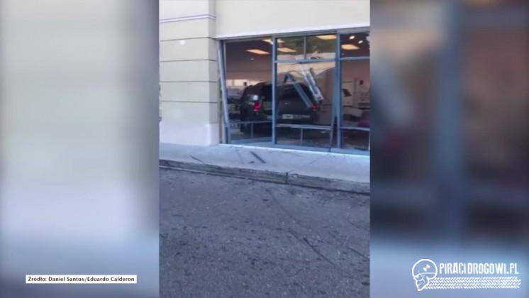 Wściekła klientka staranowała samochodem okno salonu sieci komórkowej w USA!