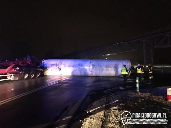 Ciężarówka z beczką zahaczyła o taśmociąg nad drogą!