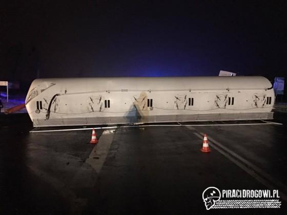 Ciężarówka z beczką zahaczyła o taśmociąg nad drogą!