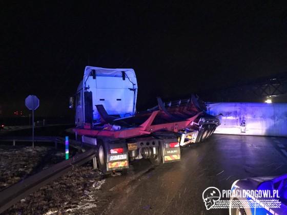 Ciężarówka z beczką zahaczyła o taśmociąg nad drogą!