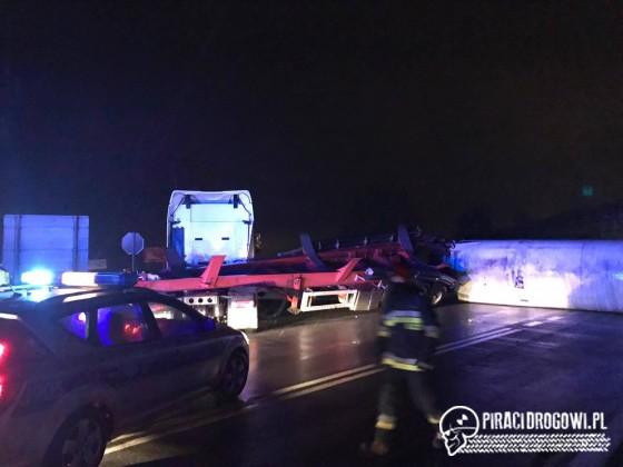 Ciężarówka z beczką zahaczyła o taśmociąg nad drogą!