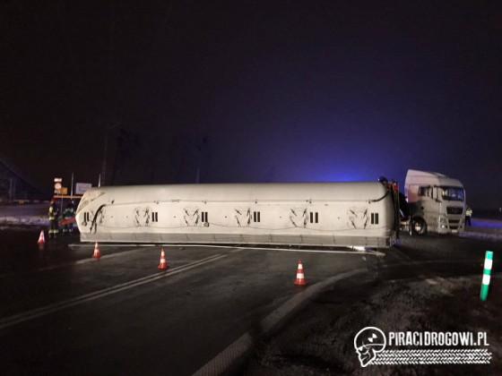 Ciężarówka z beczką zahaczyła o taśmociąg nad drogą!