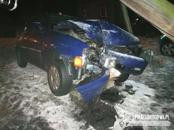 Poślizg i wymuszenie pierwszeństwa, zakończone na słupie telefonicznym!