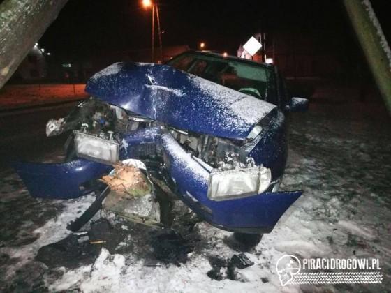 Poślizg i wymuszenie pierwszeństwa, zakończone na słupie telefonicznym!