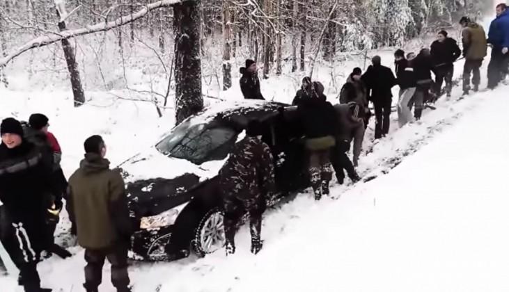 Ile osób potrzeba, żeby zimą wyciągnąć auto z rowu?