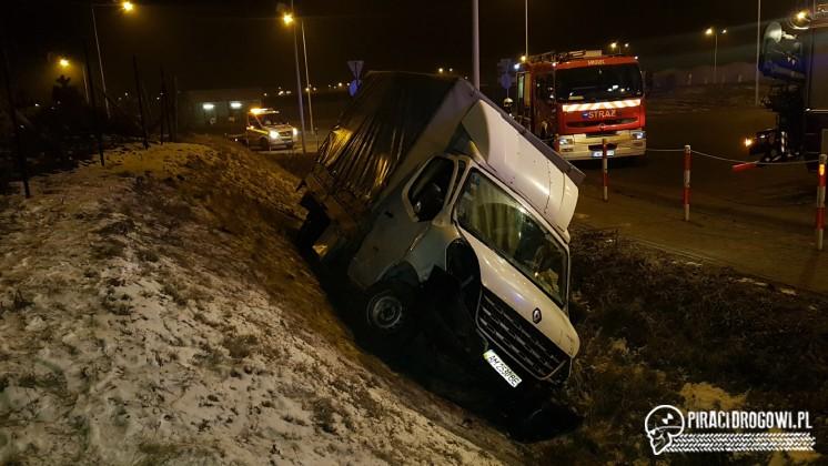 Bus wypadł z ronda wjechał do rowu
