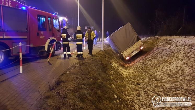 Bus wypadł z ronda wjechał do rowu