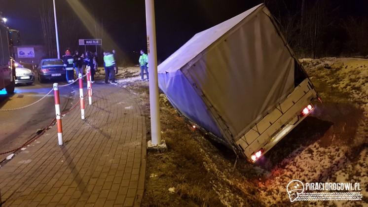 Bus wypadł z ronda wjechał do rowu