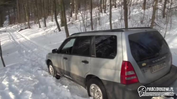 Zaufały nawigacji i wjechały zaśnieżoną drogą do lasu. Wyciągnęli je strażacy.