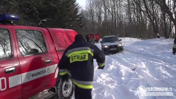 Zaufały nawigacji i wjechały zaśnieżoną drogą do lasu. Wyciągnęli je strażacy.