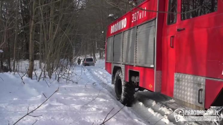 Zaufały nawigacji i wjechały zaśnieżoną drogą do lasu. Wyciągnęli je strażacy.