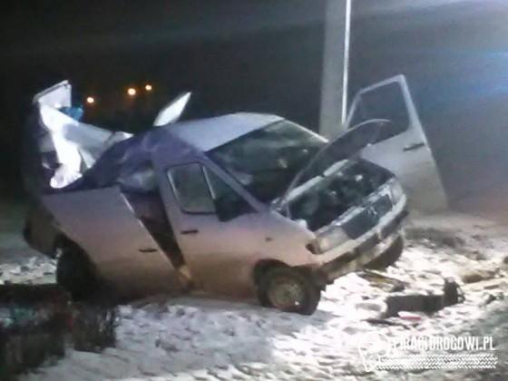 Bus zawinął się na słupie! Kierowca był pijany?