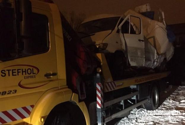 Bus zawinął się na słupie! Kierowca był pijany?