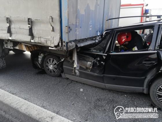 Passat z 5-osobową rodziną zmiażdżony pomiędzy ciężarówkami!