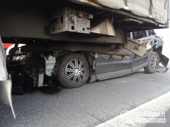 Passat z 5-osobową rodziną zmiażdżony pomiędzy ciężarówkami!