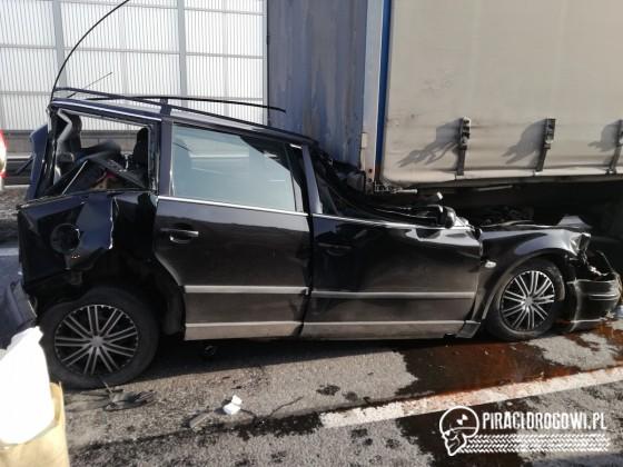 Passat z 5-osobową rodziną zmiażdżony pomiędzy ciężarówkami!