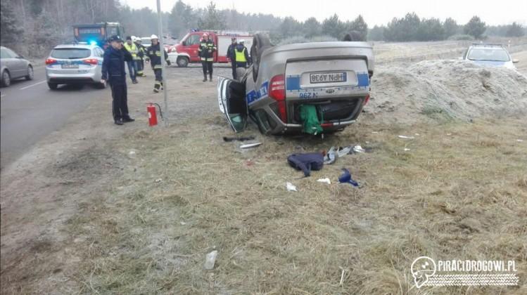 Trzeźwy poranek i pościg zakończony dachowaniem. Dwóch policjantów w szpitalu.