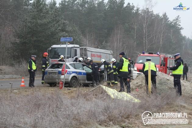 Trzeźwy poranek i pościg zakończony dachowaniem. Dwóch policjantów w szpitalu.