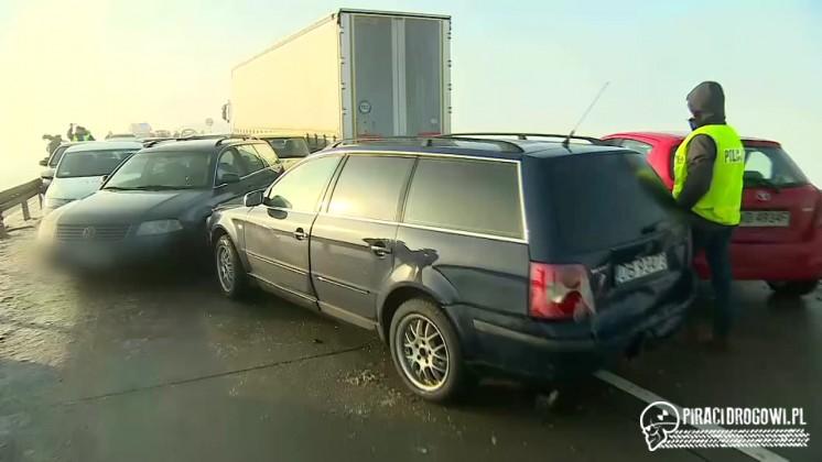 Karambol 25 samochodów na łączniku do A4 koło Świdnicy!