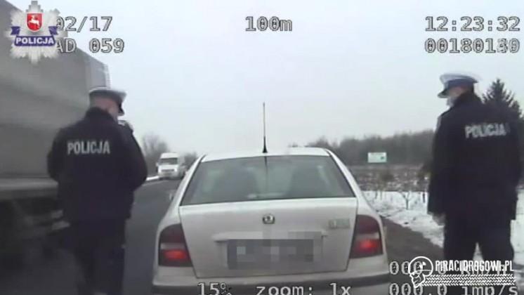 Pasażer jechał w bagażniku. Bo chciał wygodniej odpocząć!