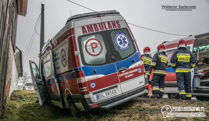 Wypadek karetki pogotowia ratunkowego i BMW!