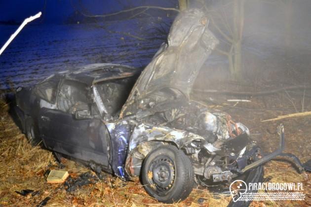 BMW uderzyło w drzewo i stanęło w ogniu. Kierowcę cudem uratowano!