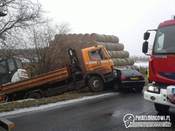 Audi wpadło na ciężarówkę stojącą w rowie. Zginęła 40-letnia kobieta.