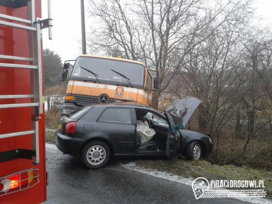 Audi wpadło na ciężarówkę stojącą w rowie. Zginęła 40-letnia kobieta.