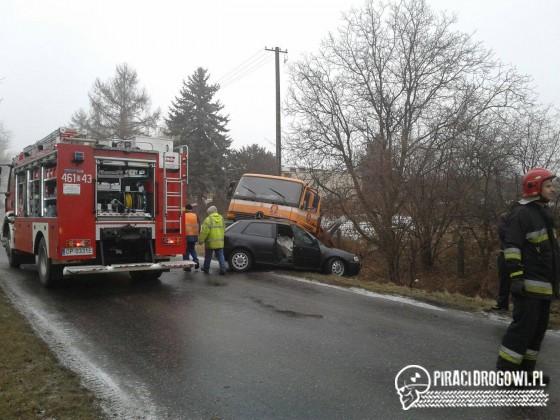 Audi wpadło na ciężarówkę stojącą w rowie. Zginęła 40-letnia kobieta.