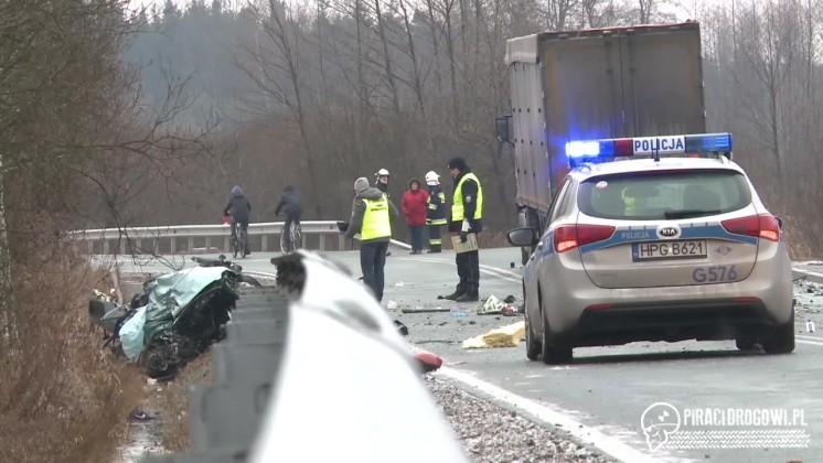 Trzy osoby zginęły w zderzeniu osobówki z TIR-em!