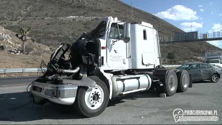 Zderzenie ciężarówki z dwoma autobusami na autostradzie w Meksyku!
