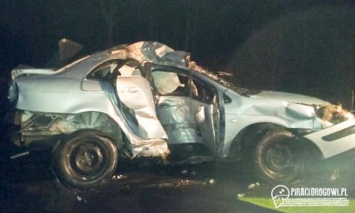 Dachowanie w rowie. Zakleszczonego kierowcę wyciągnęli policjanci.