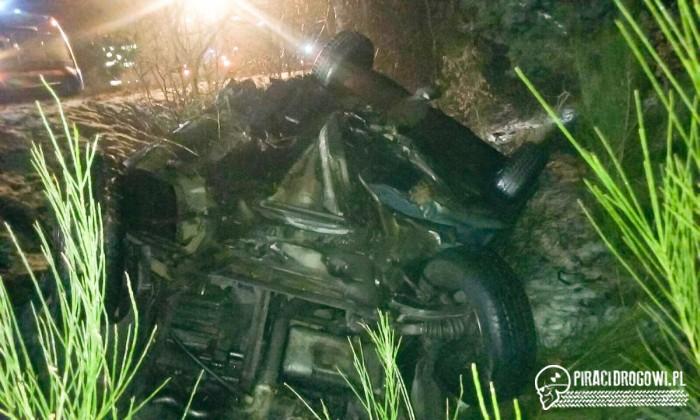 Dachowanie w rowie. Zakleszczonego kierowcę wyciągnęli policjanci.