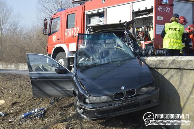 BMW wbite w betonowy most. Nieprzytomną kobietę wycięli strażacy.