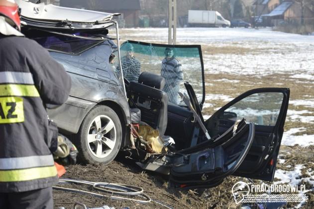 BMW wbite w betonowy most. Nieprzytomną kobietę wycięli strażacy.